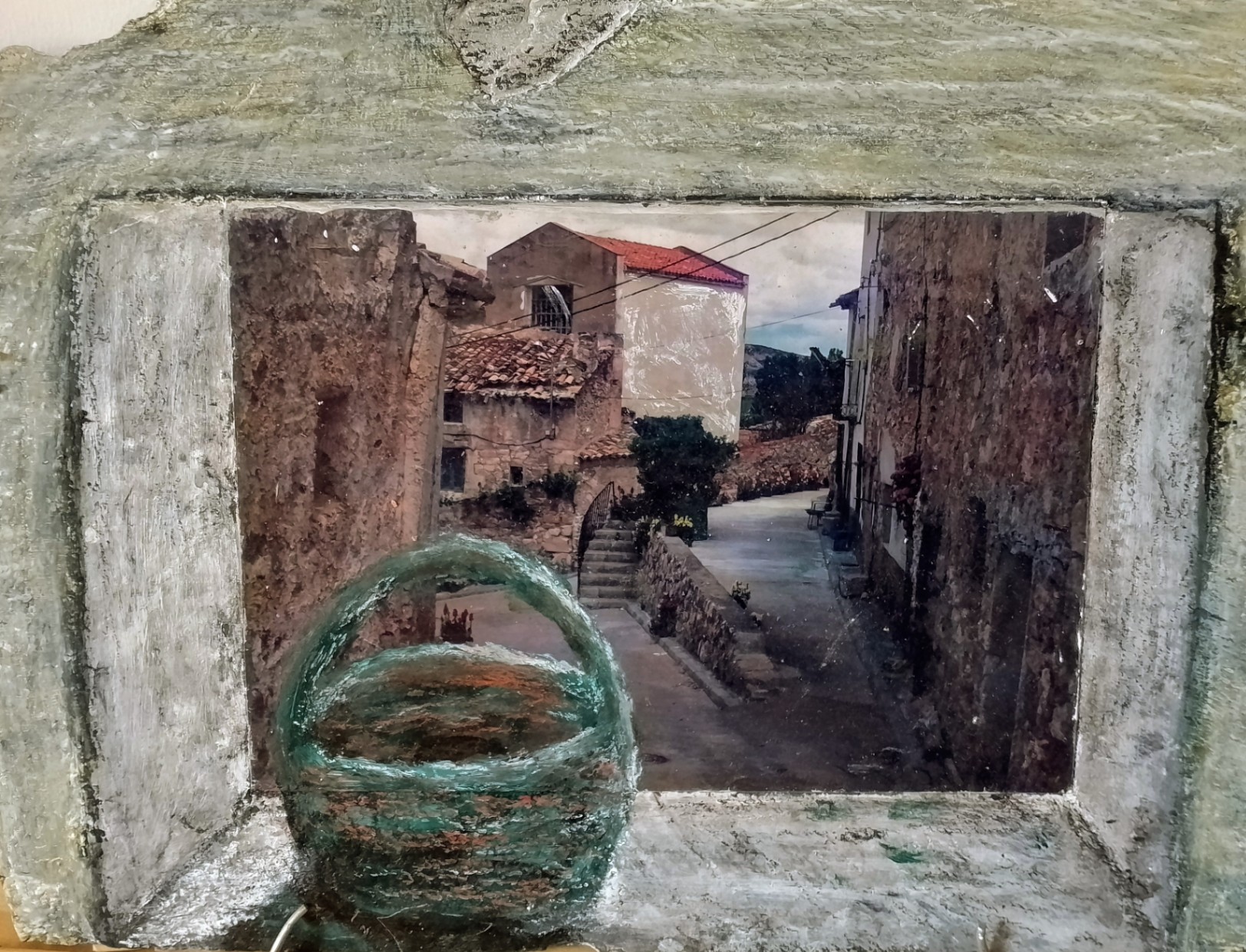 Un cesto en un ventano. 