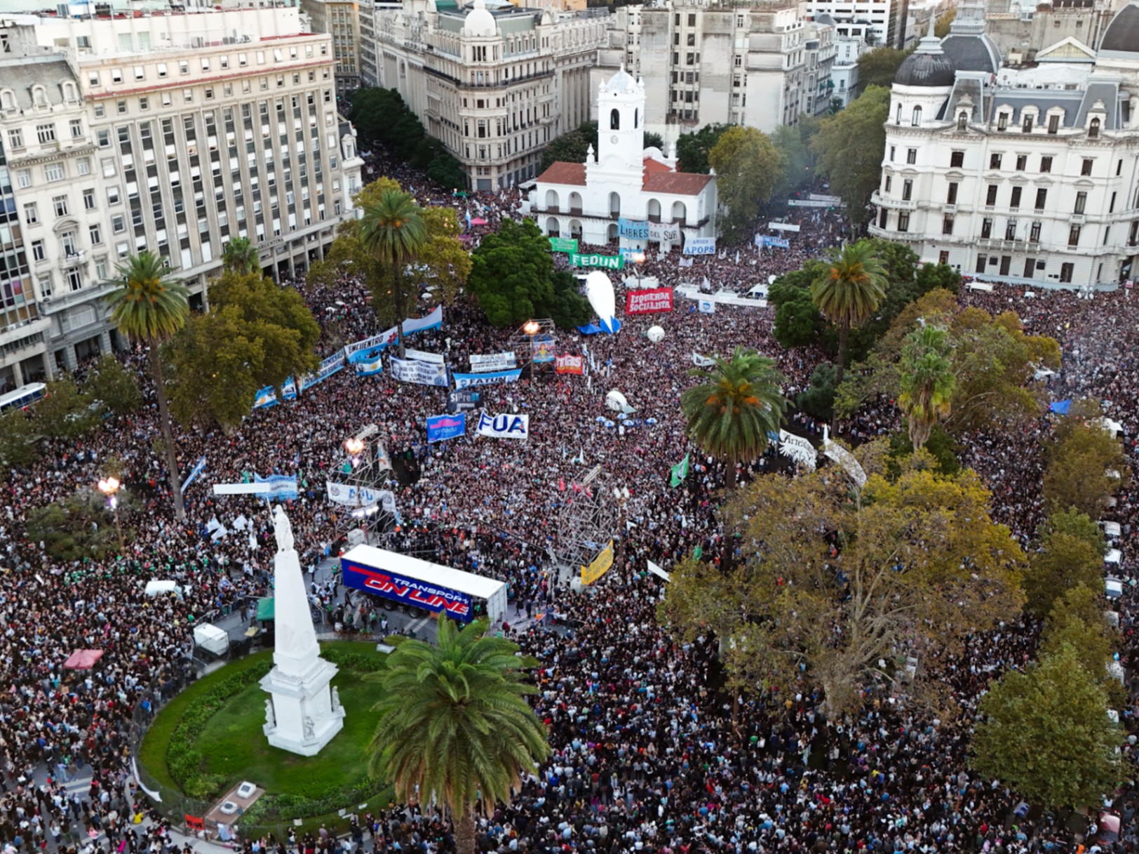 Marcha multitudinaria en Argentina contra el veto de Milei a la Ley de Financiamiento Universitario