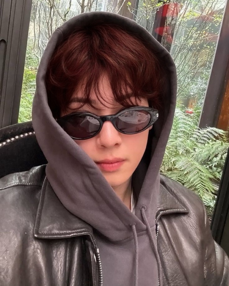 profile img V.  profile img