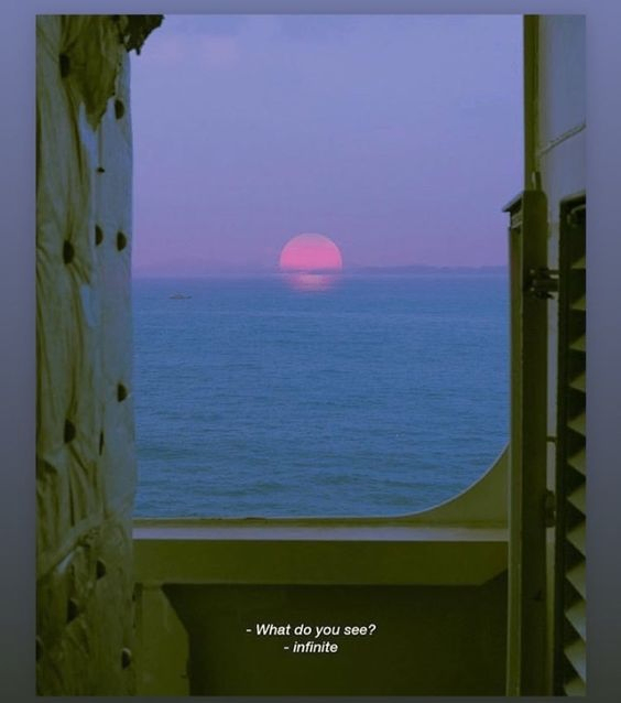 saturno. texto azul.