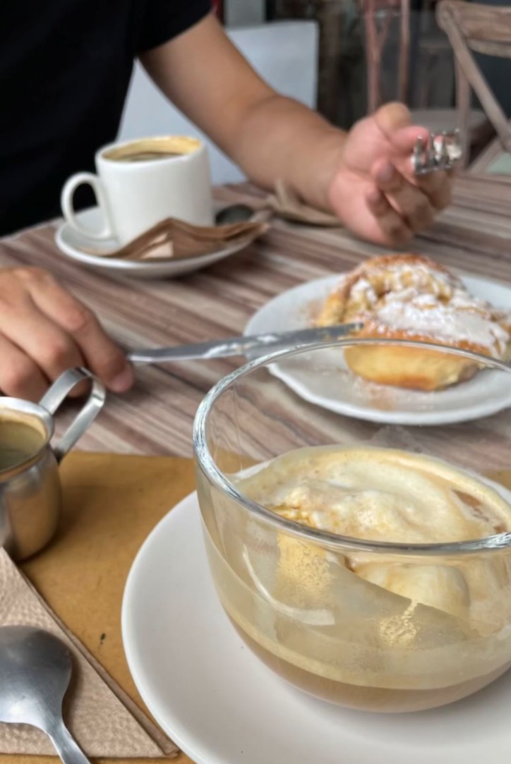 de-echar-lamina-en-un-cafe-S_4pJk