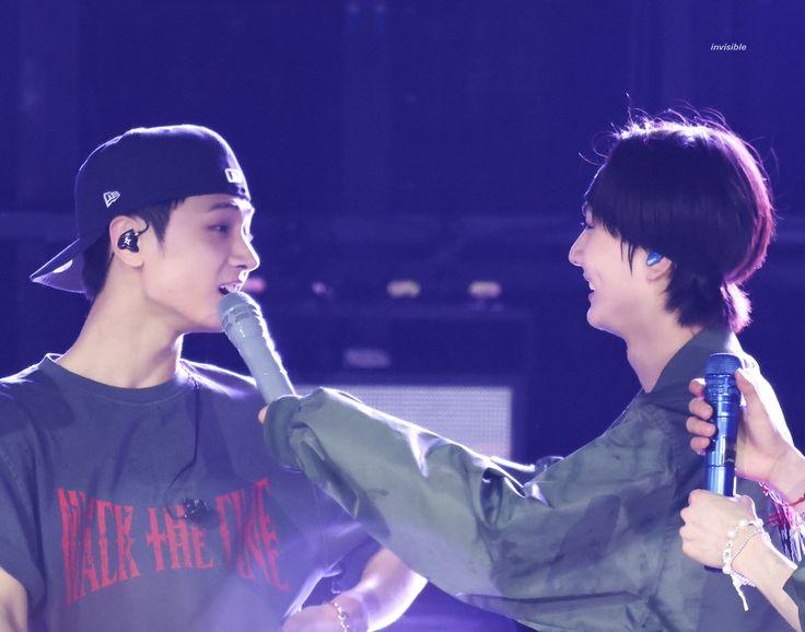 Una piccola goccia di felicità su una foglia