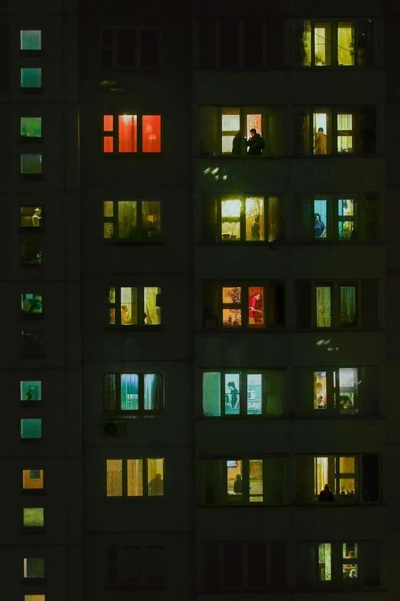 mirando los edificios de noche