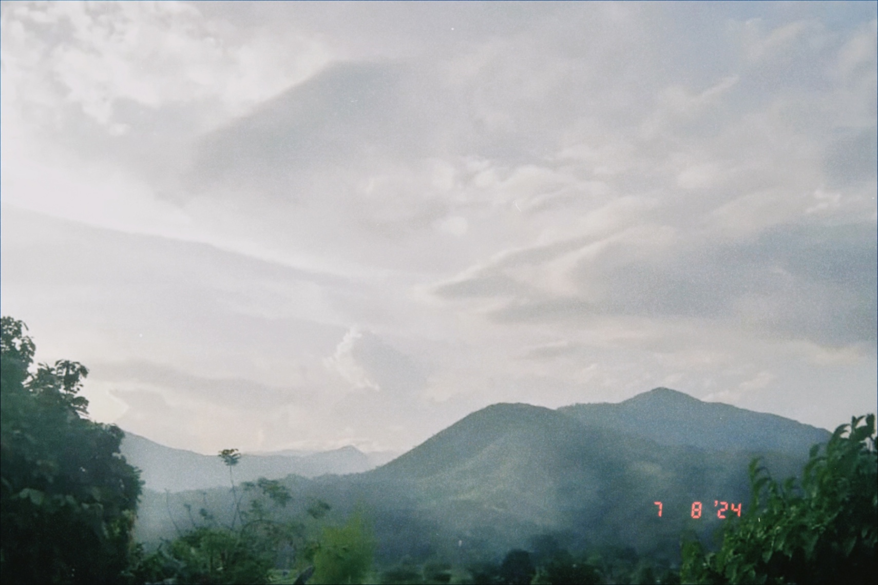 El cielo despejado y yo pensando en ti.