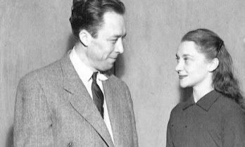Ella canta con el tono de la ternura, Y yo le recito poemas inspirados en la dulzura de su amor.