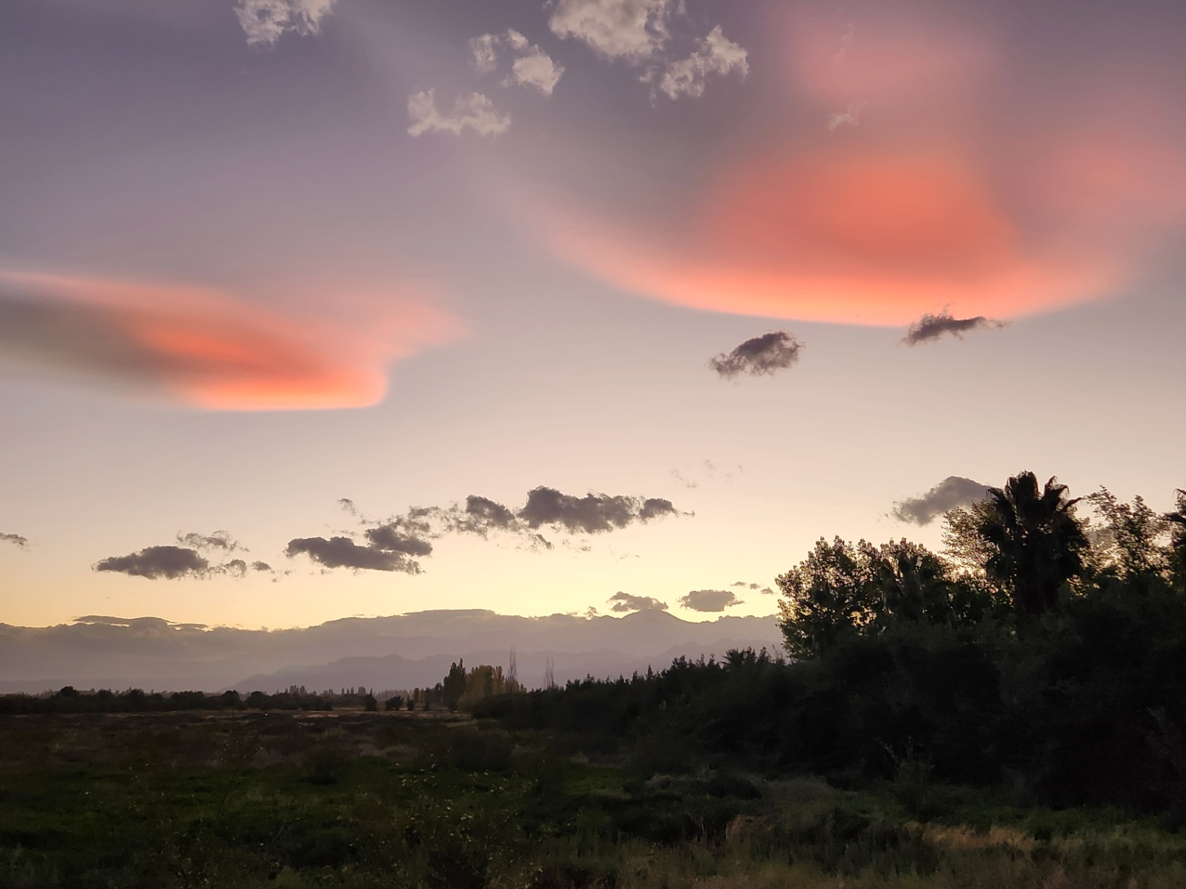 Afuera el cielo intenta.