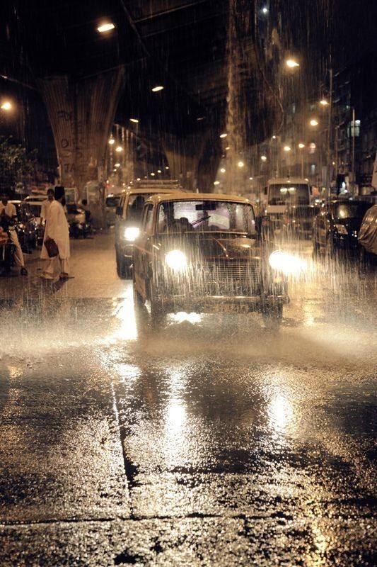 Lluvia, cadenas, prisión 