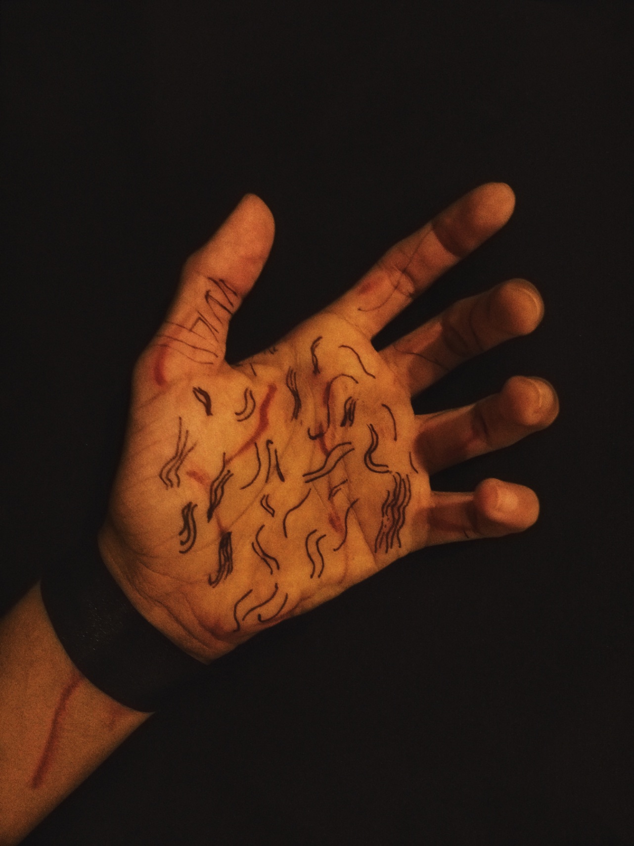 Rizos cortos en mis manos.