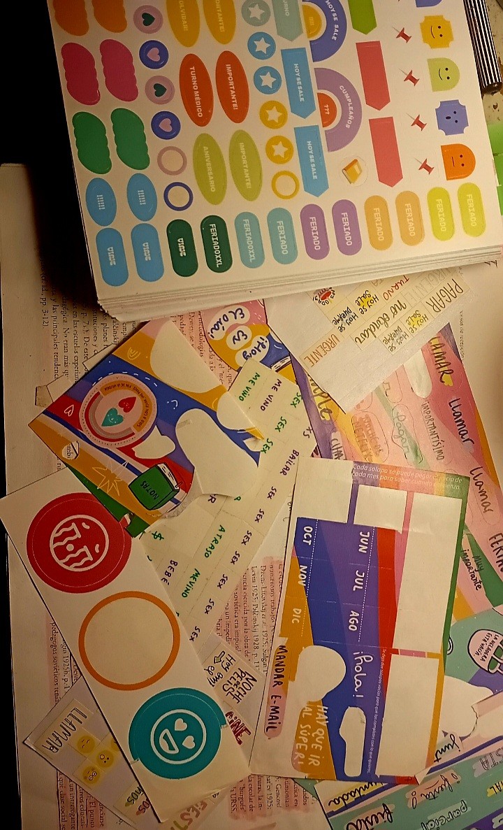 Encontré un sobre con stickers 🥰🐋🙄🌌