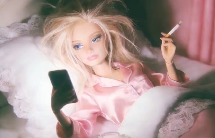 Viene, me revuelca y se va