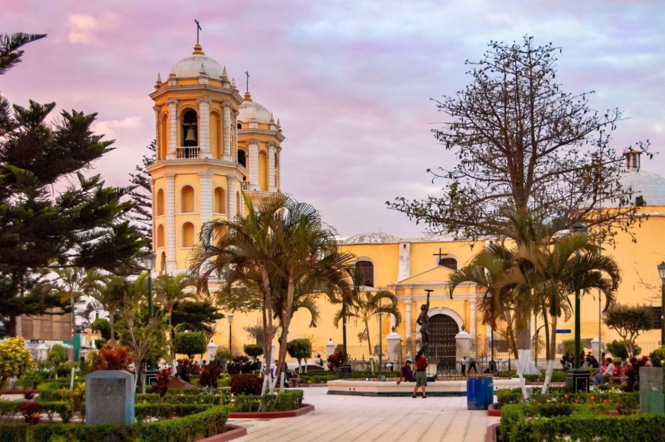 Mirando la cúpula más alta a través del humo decadente de sueños y memoria. 