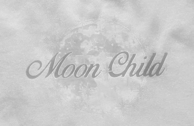 moon tell me ✯ 小小瞥了一眼。