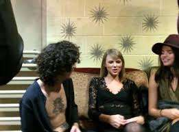 te agarra la cara y la besa