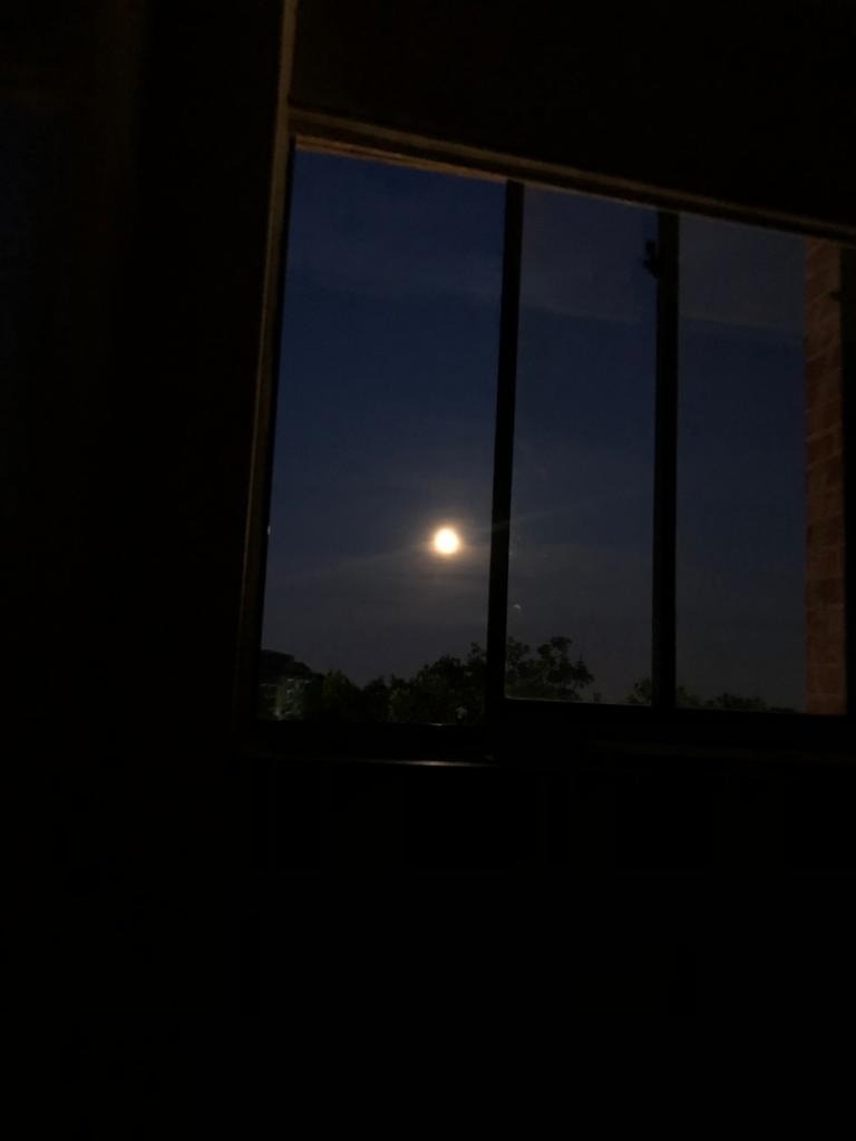La luna y un hombre