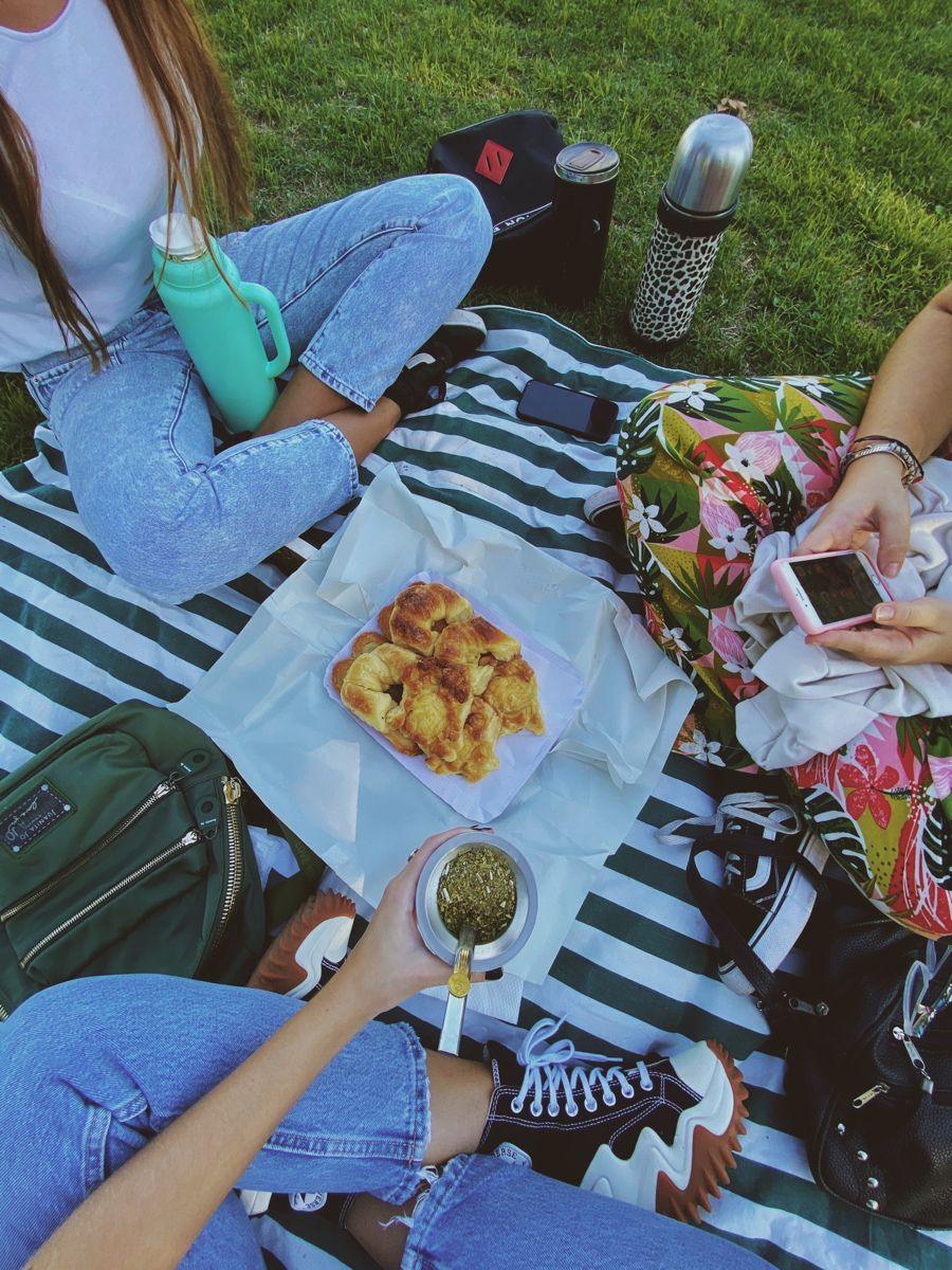 La adultez, las amigas y el arte de resumir.