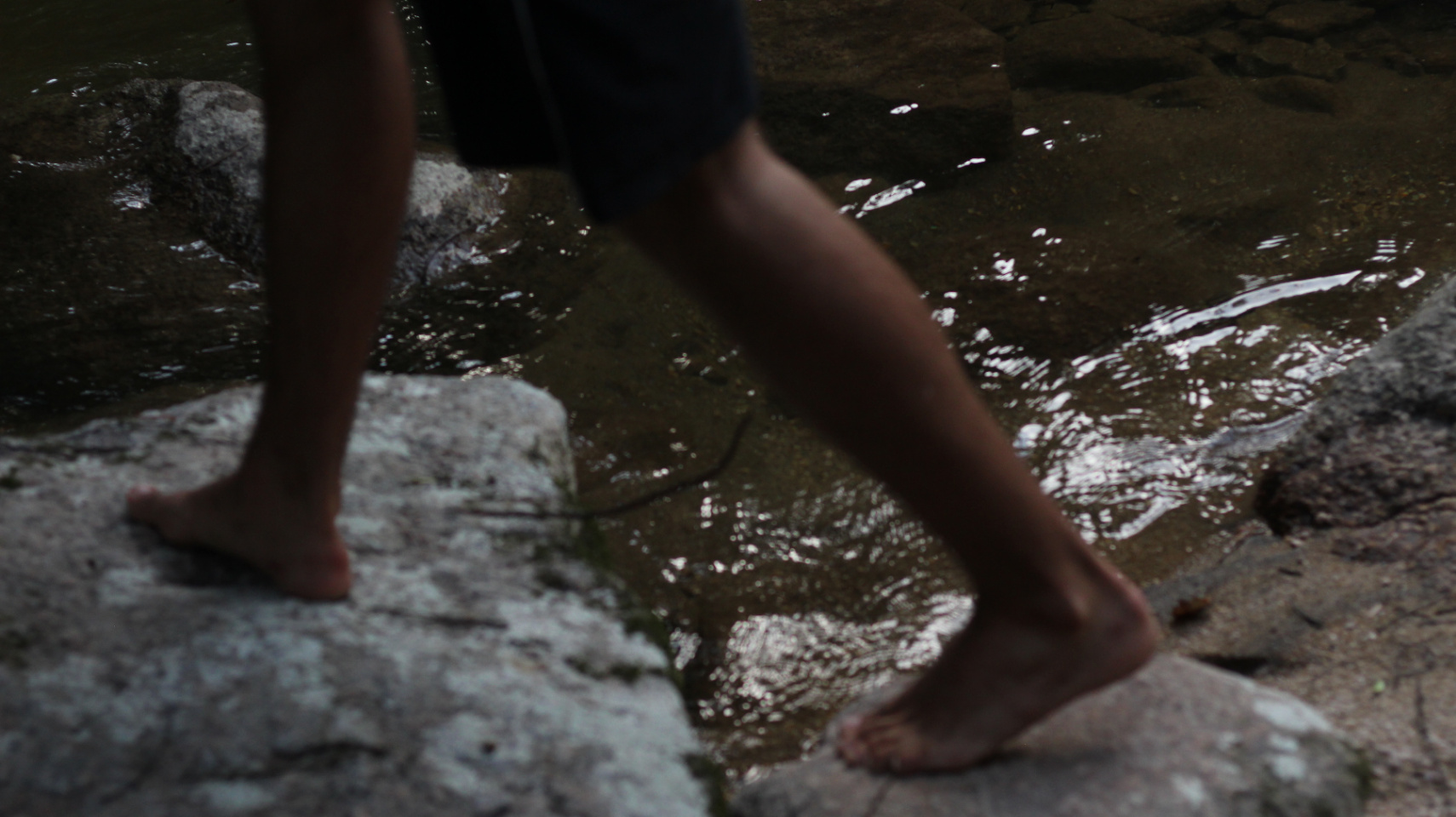 río, árboles, piedra, cielo y cuerpo