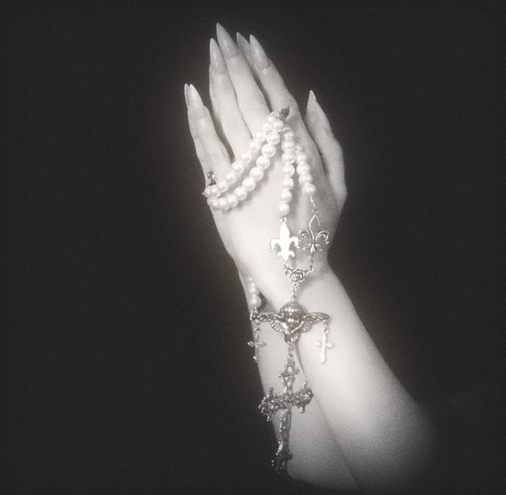 El último Dios que amé también tenía tus manos.