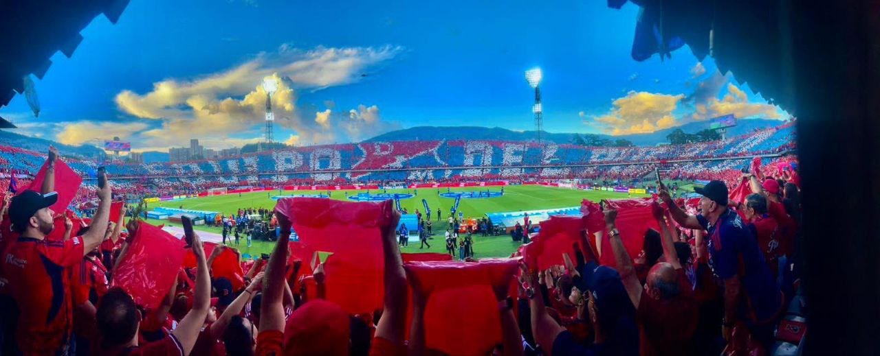 Señores, yo soy del rojo. 