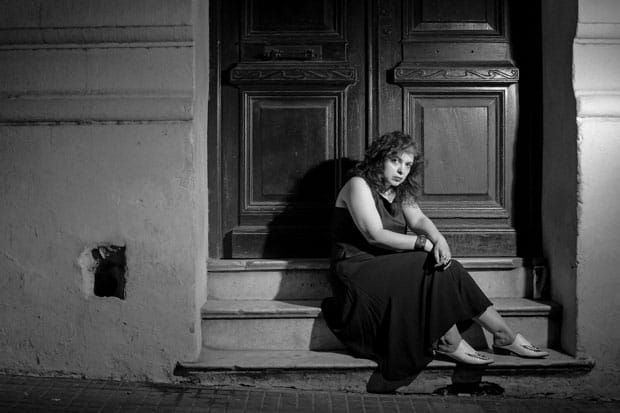 Los peligros de fumar en la cama y leer a Mariana Enriquez