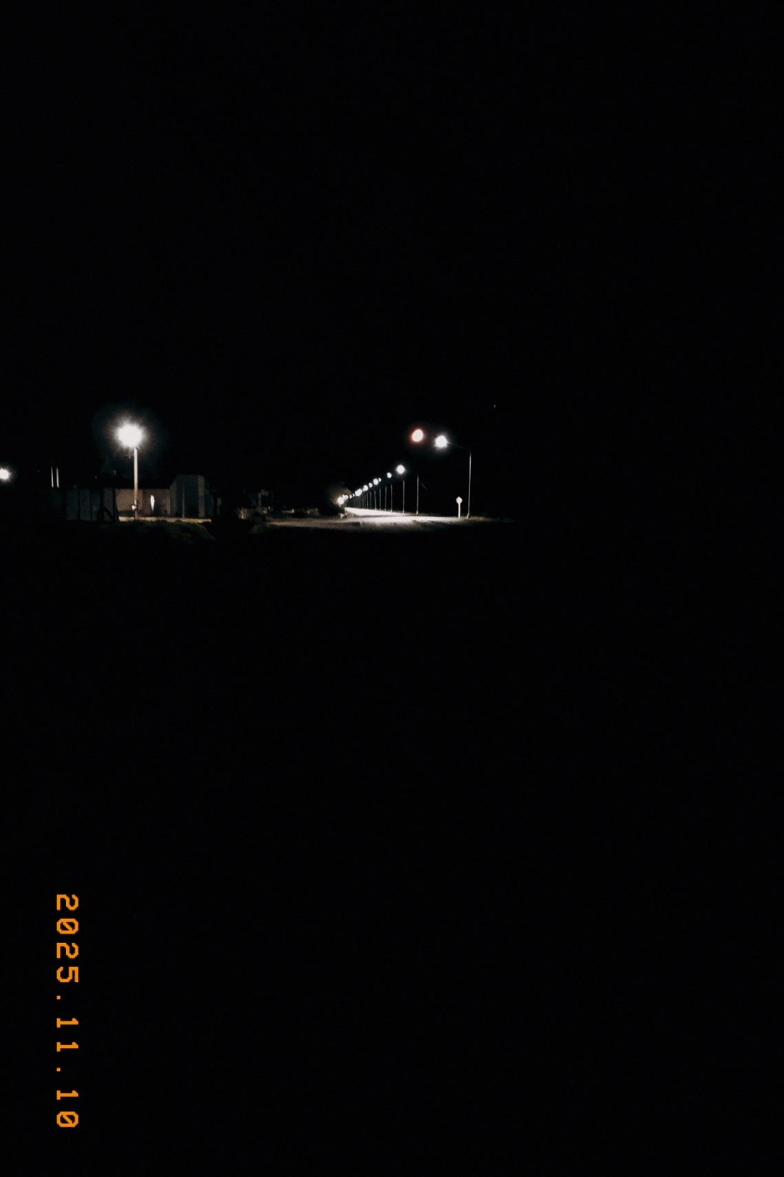 tu nombre sigue en mi mente, y eso me lleva a una perdición inminente, tu perfume inunda hogares vacios