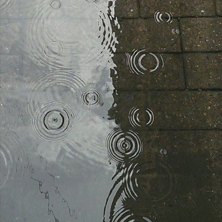 afuera llueve y acá estoy yo