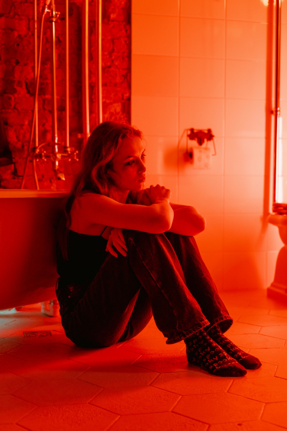 Fumando en un baño ajeno