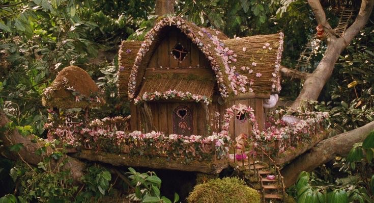 sus labios me enternecían el oído pero mis mejillas eran las que estaban rojas como un par de manzanas.  cover img