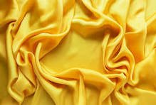 El pañuelo de seda amarillo