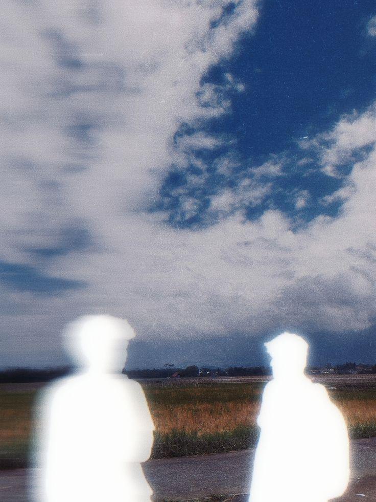 Ensayar la risa, fingir la calma. 