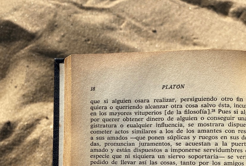 Allá lejos donde las palabras se rozan