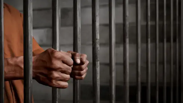 Abolir la cárcel: crítica total al sistema penal como forma de violencia legal