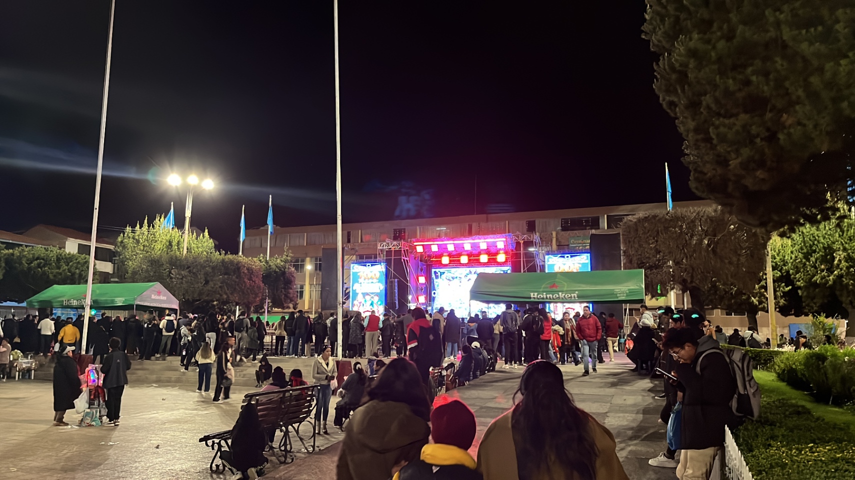 Tú y yo entre tanta multitud.