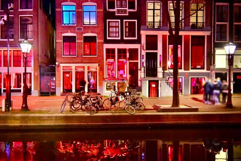 Guía Completa del Barrio Rojo de Ámsterdam: Historia, Precios y Experiencias (Actualizado 2024/2025)