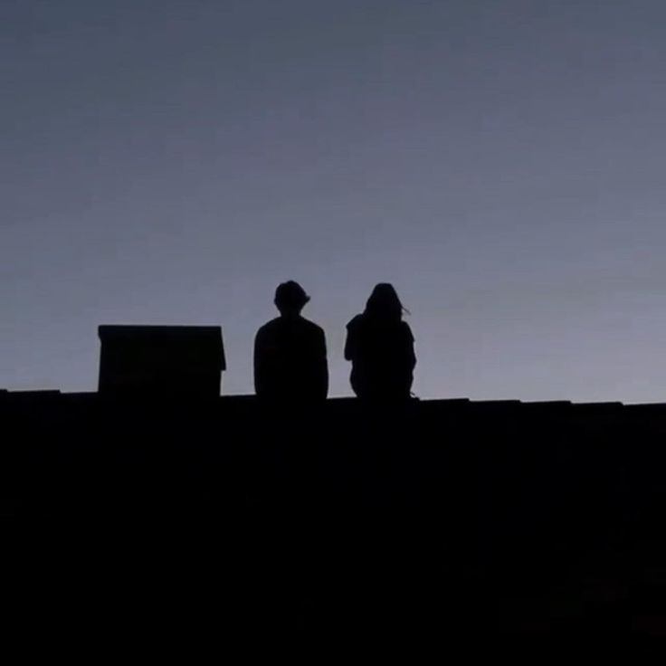 Dos almas rotas encontrando consuelo.