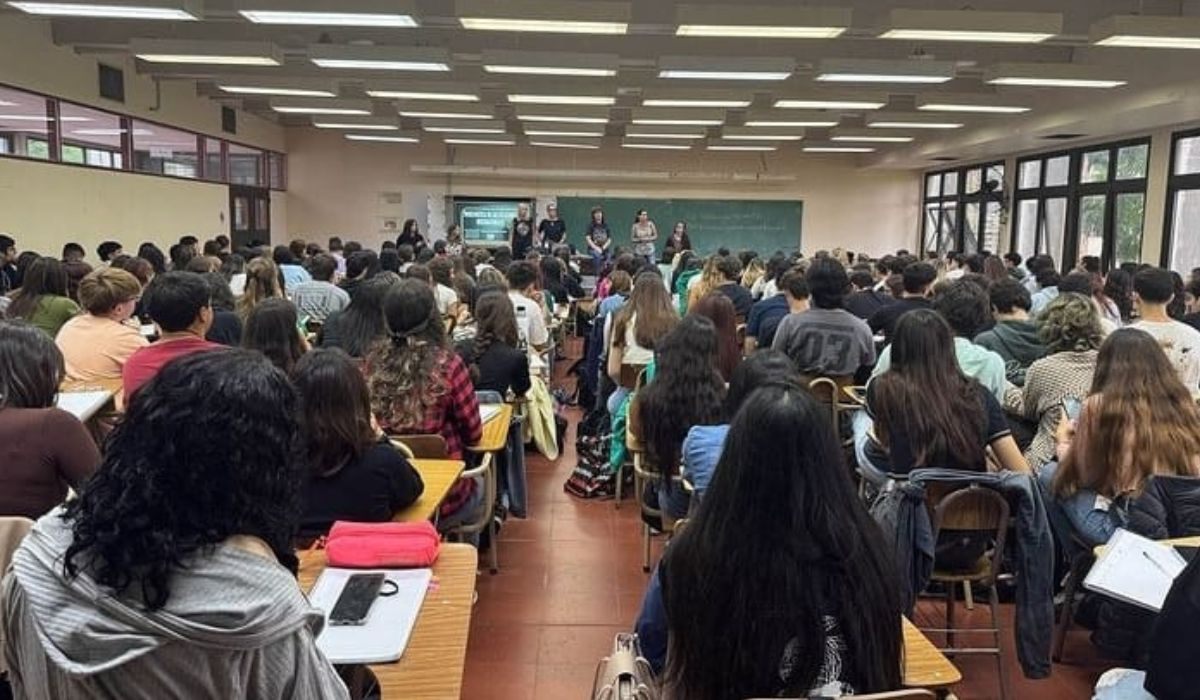 Abajo la categoría de estudiantes 